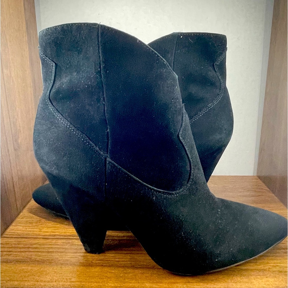 Vince Camuto black triangle heel short boots, womens size 9